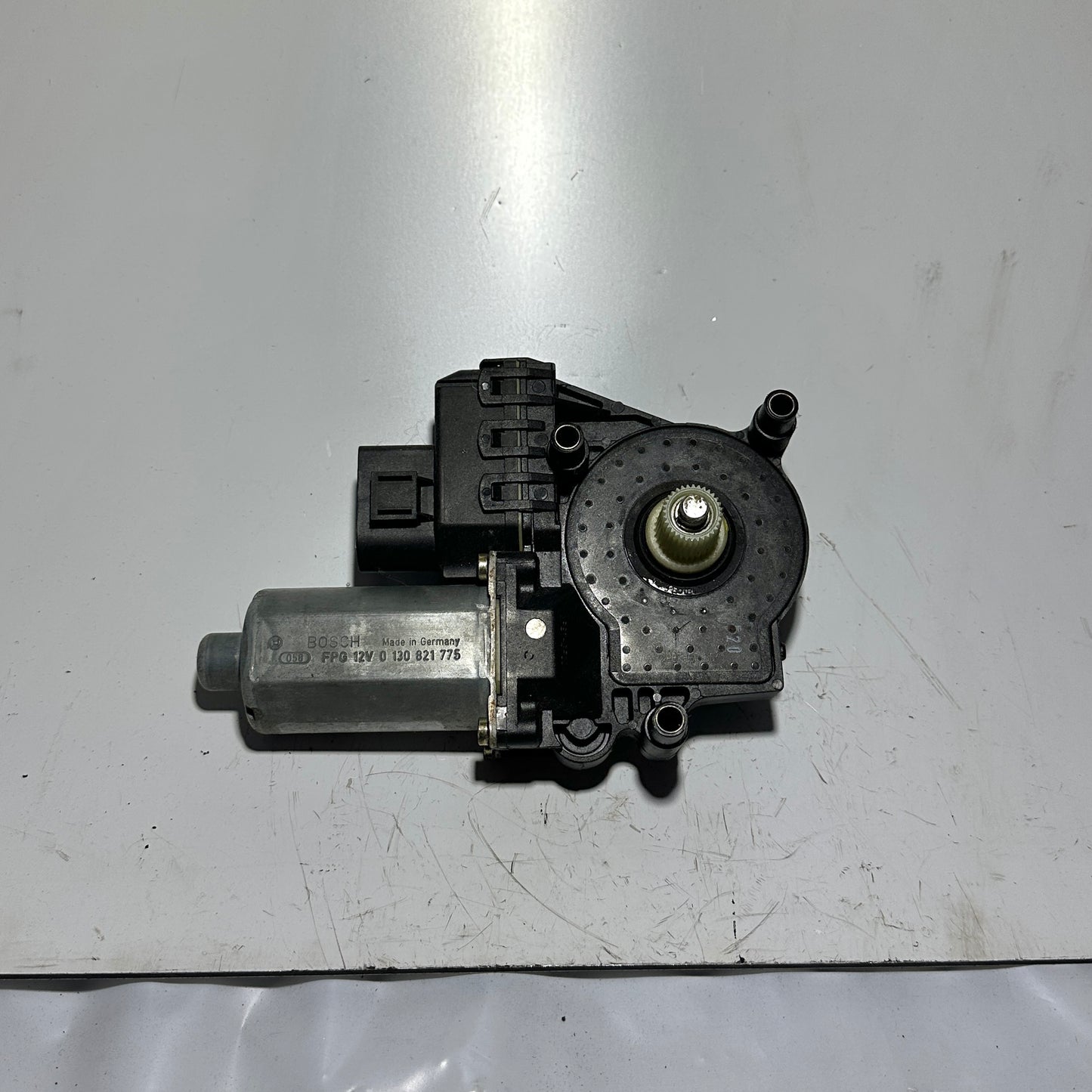 Audi A6 4B Fensterheber / Fensterhebermotor vorne links original 0130821775