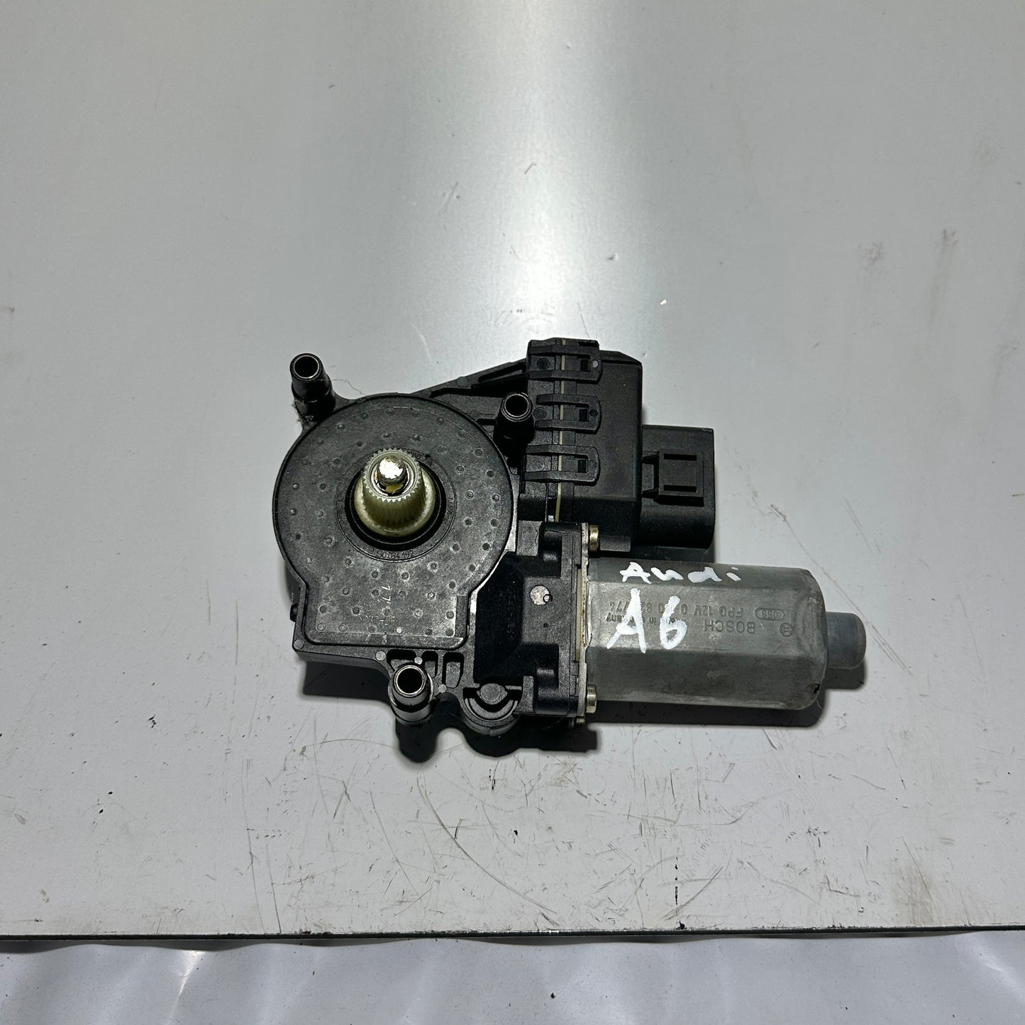 Audi A6 4B Fensterheber / Fensterhebermotor vorne rechts original 0130821774