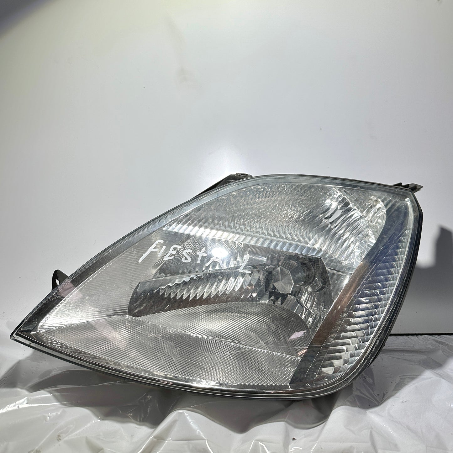 Ford Fiesta Scheinwerfer links 256X-13W030-AJ