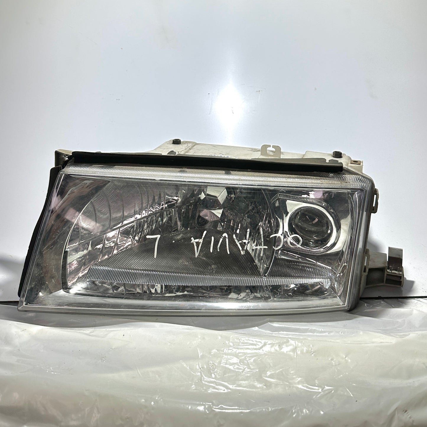 Skoda Oktavia Scheinwerfer links 07151610